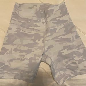Lululemon wunder under ribbed camo shorts